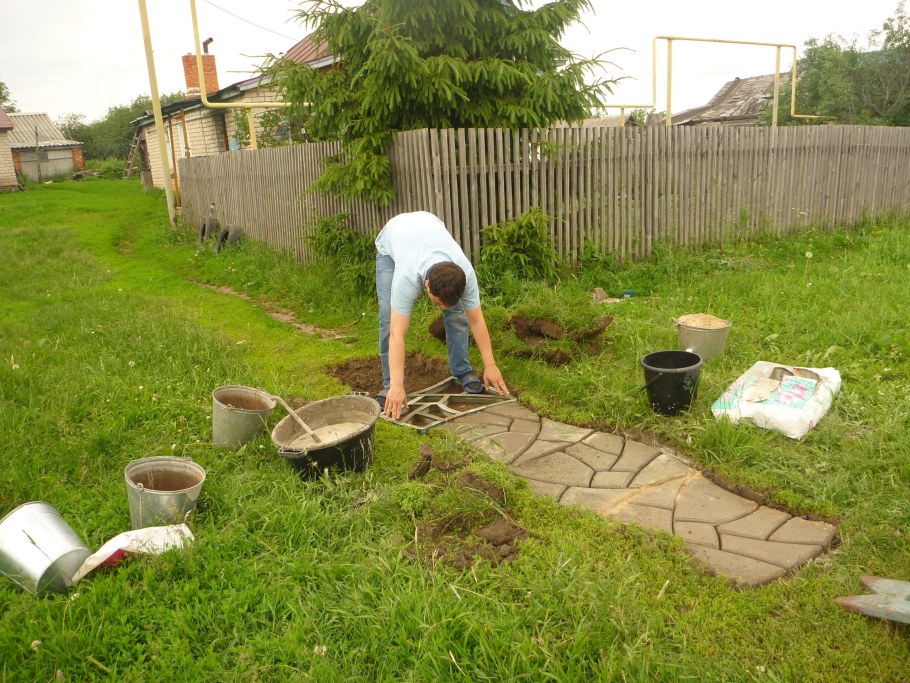 Дорожки на даче из подручных материалов