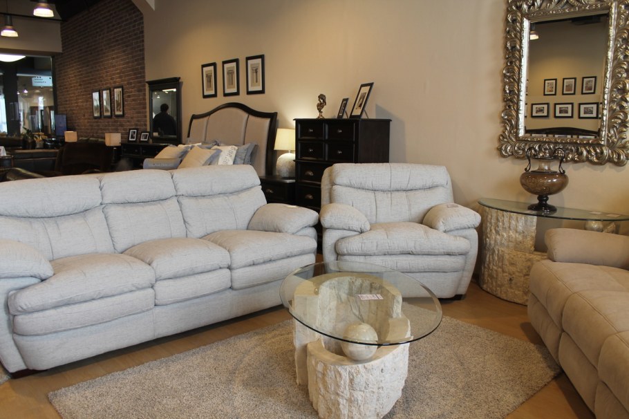 Прямой диван и кресло в интерьере