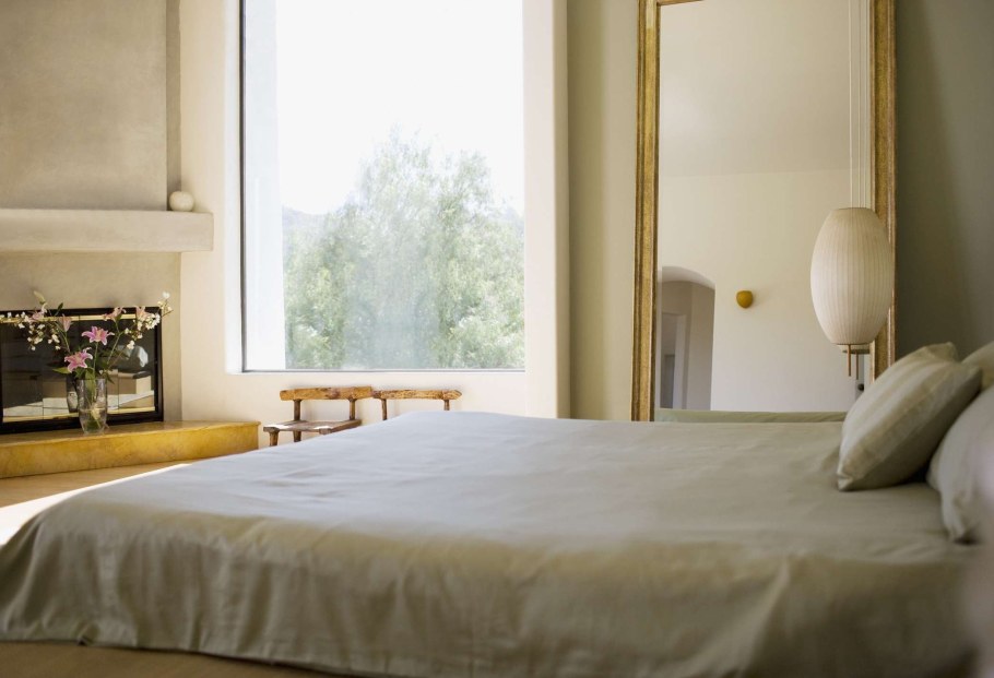 Комната с кроватью на переднем плане