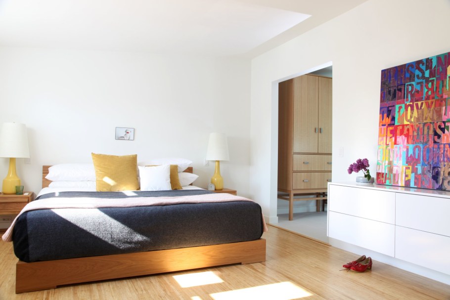 Кровать в стене