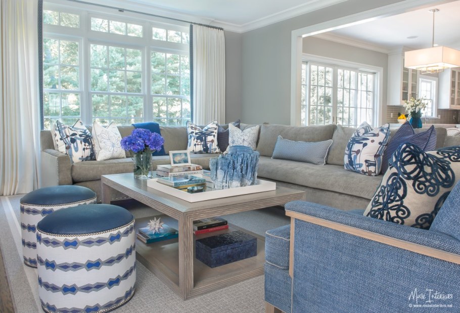 Голубой диван в интерьере