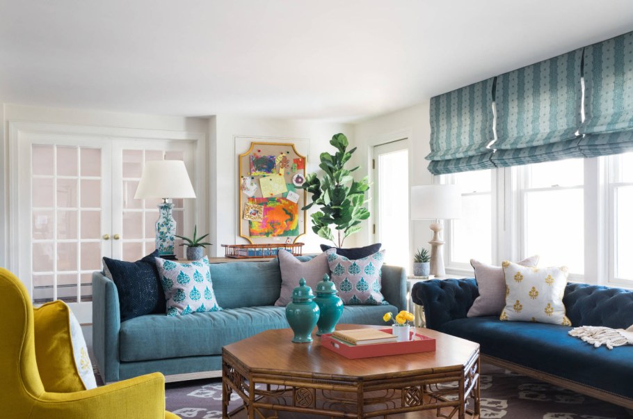 Гостиная с голубым диваном