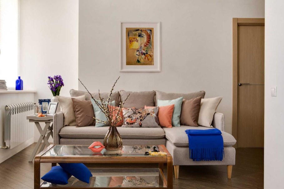 Яркий диван в бежевом интерьере