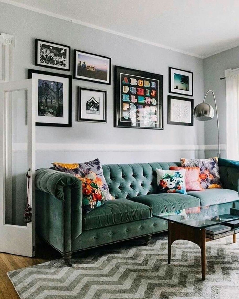 Мятный диван в интерьере