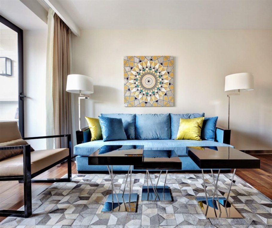 Синий диван в интерьере