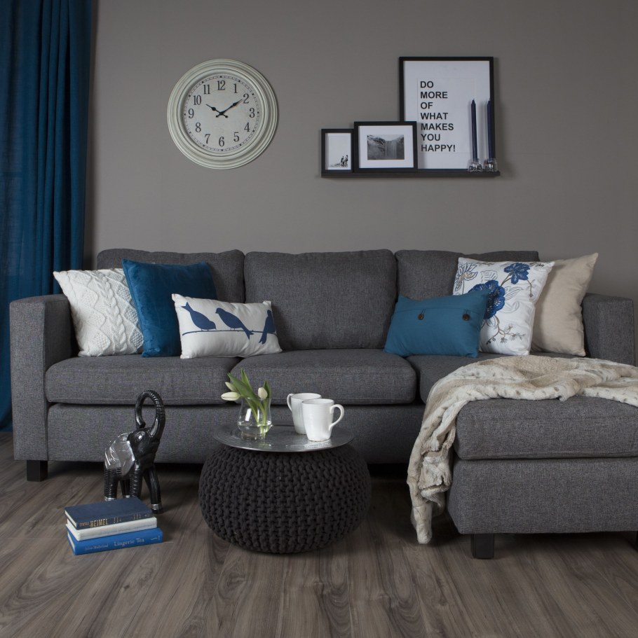 Декоративные подушки на синий диван