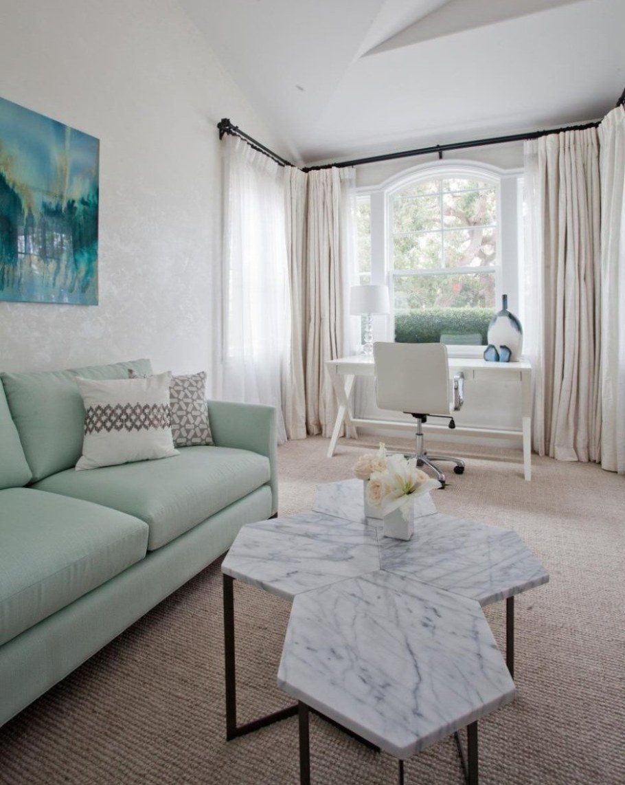 Диван цвета мяты в интерьере гостиной