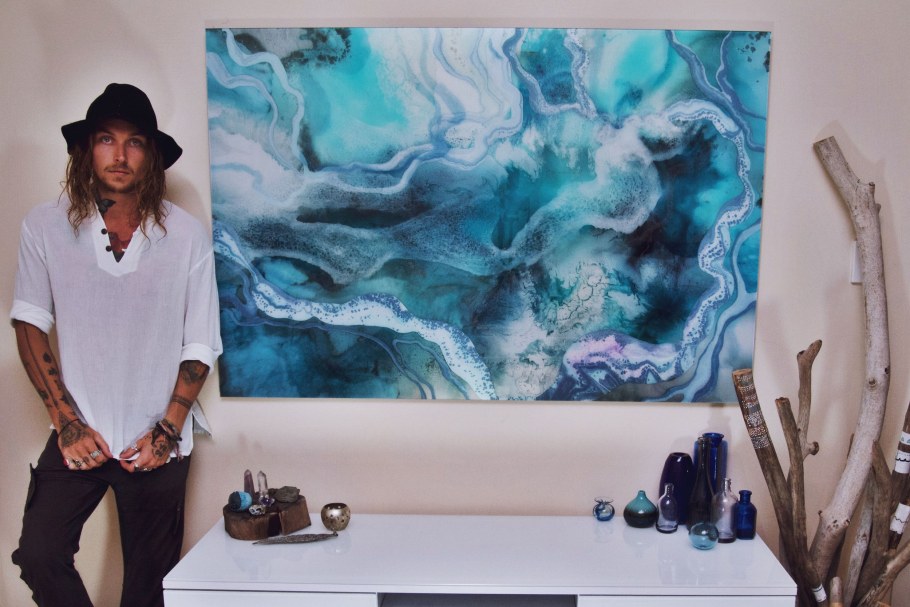 Заливка акрилом картины в интерьере