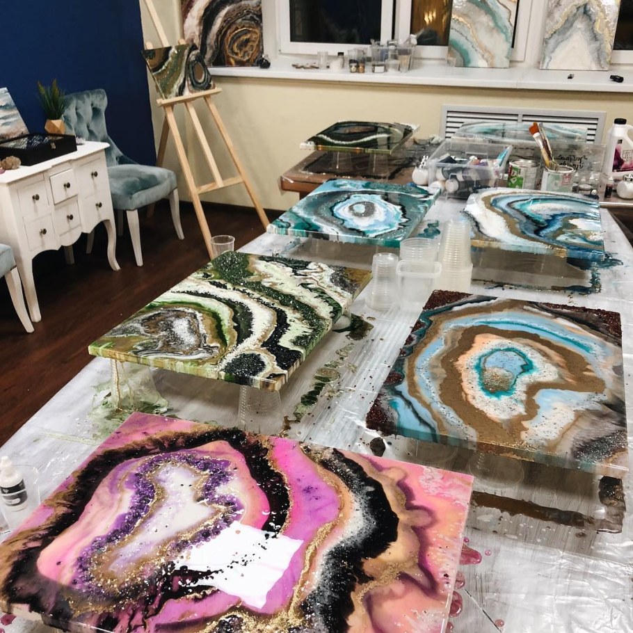 Картины из эпоксидной смолы в интерьере