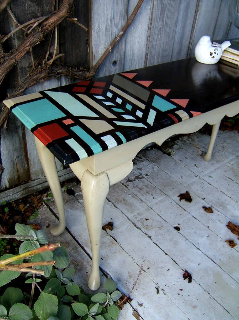 Крашеный деревянный стол