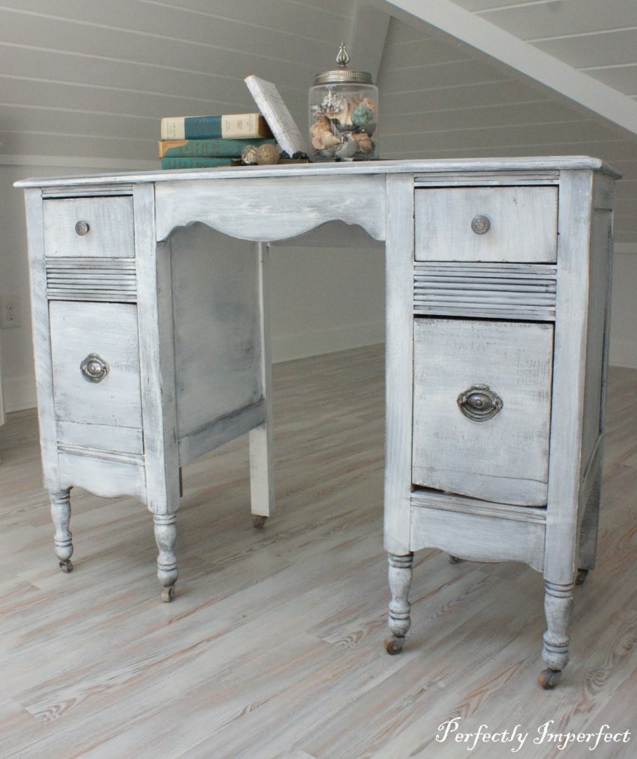 Стол под старину белый