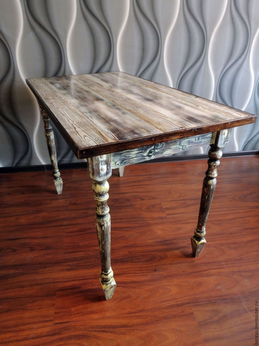 Столик из состаренного дерева