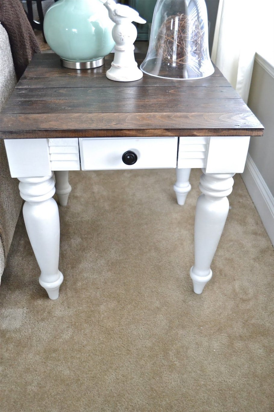 Крашеный белый стол
