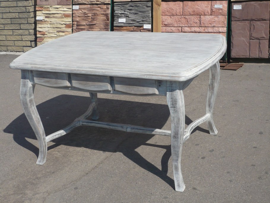 Состаренный белый стол