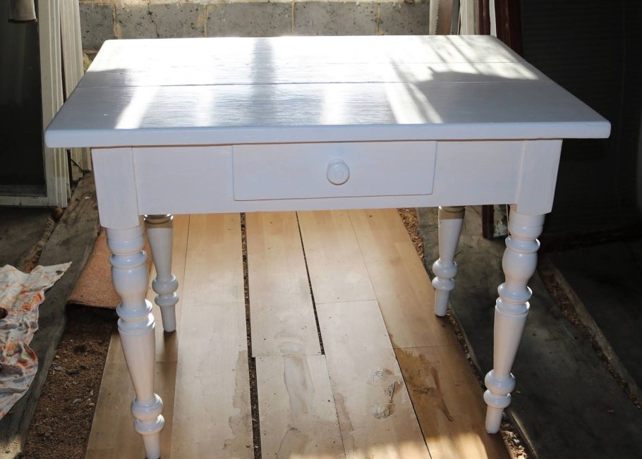 Покраска лакированного стола в белый цвет