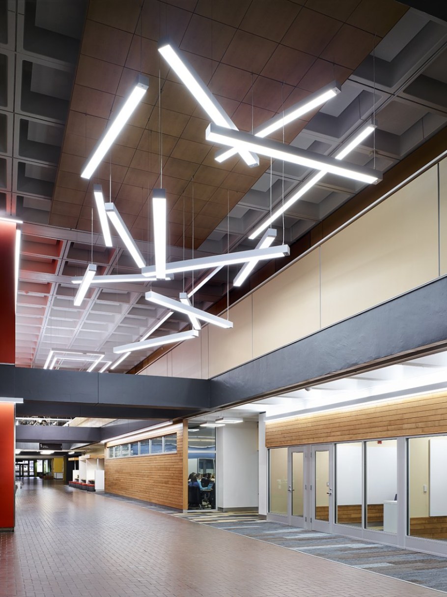 Потолок с линейными светильниками