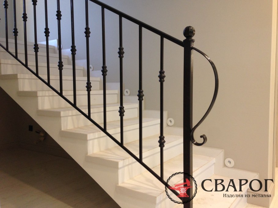 Металлическое ограждение лестницы