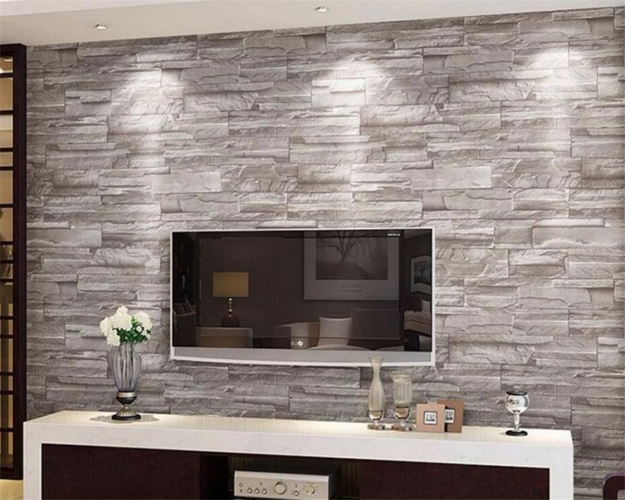 Рваный камень в интерьере гостиной