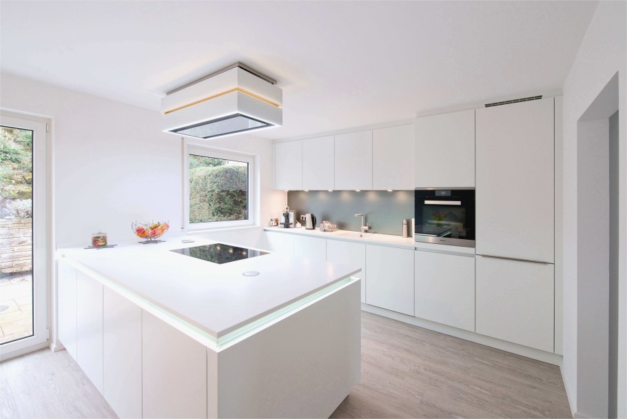 Современная белая кухня