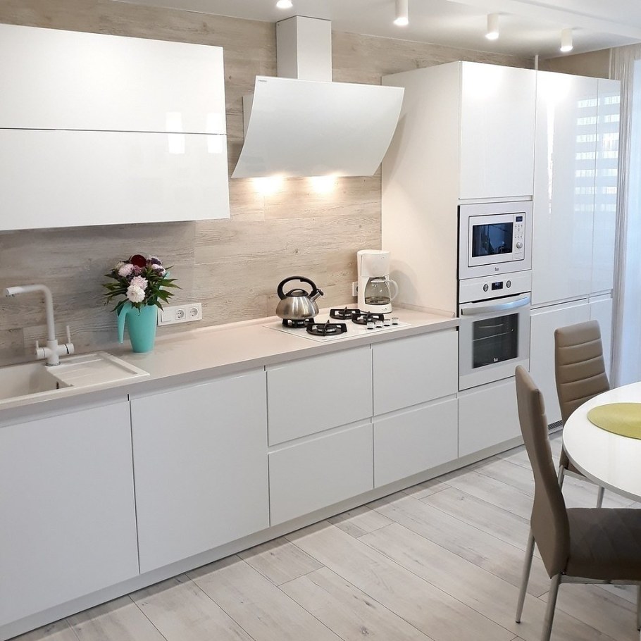 Кухня в белых тонах