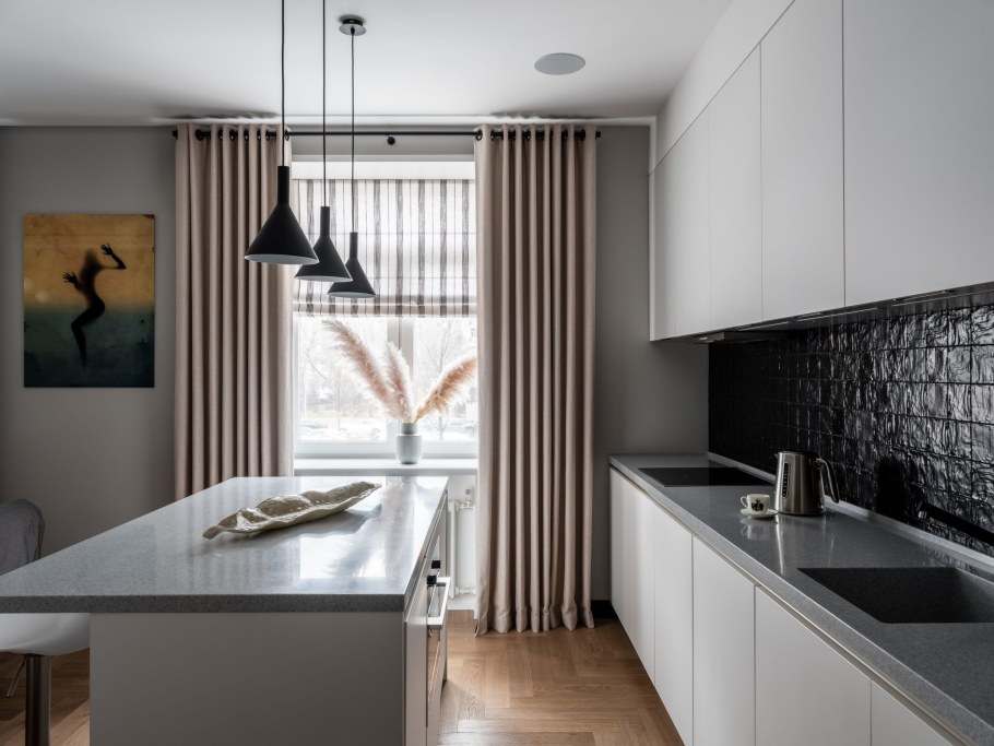 Шторы на кухню в серых тонах