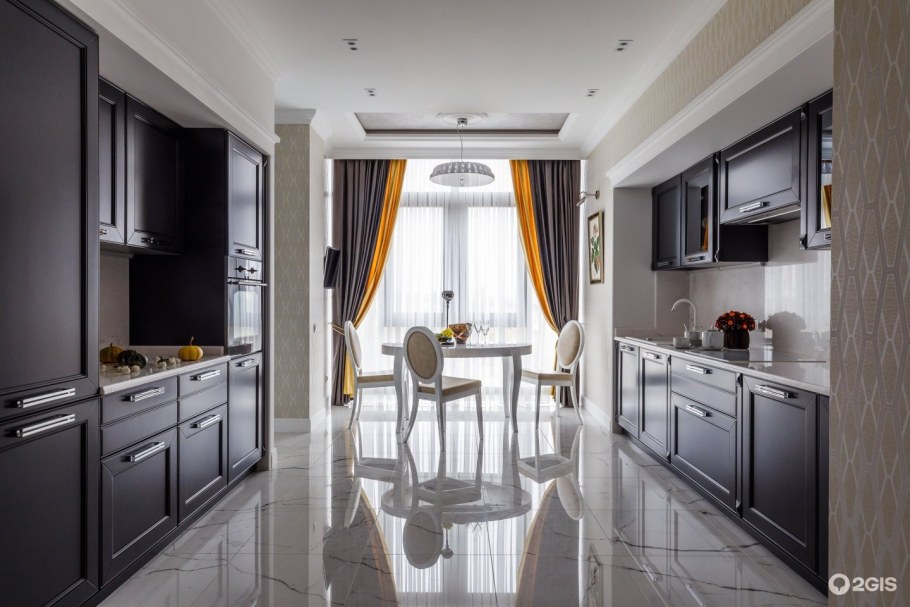 Серые шторы в интерьере кухни