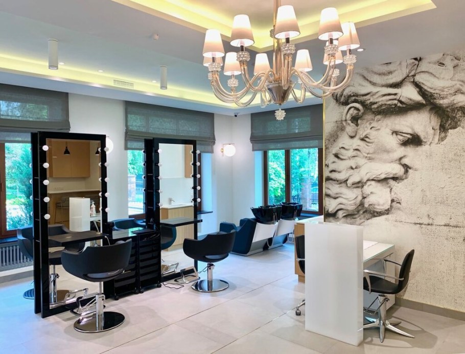 Интерьер парикмахерского зала