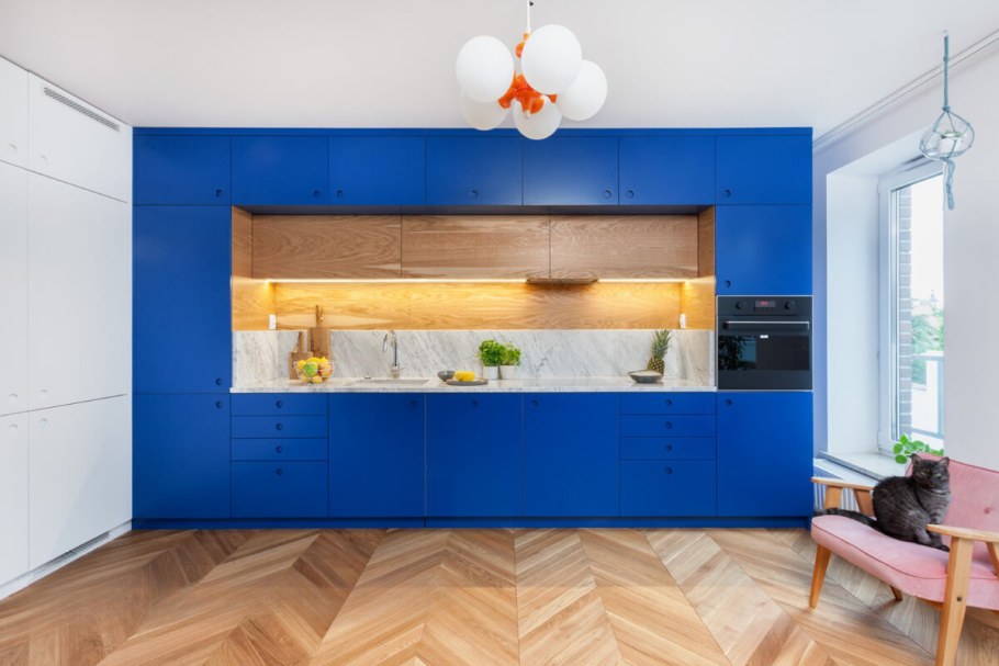 Кухня синяя матовая с деревом