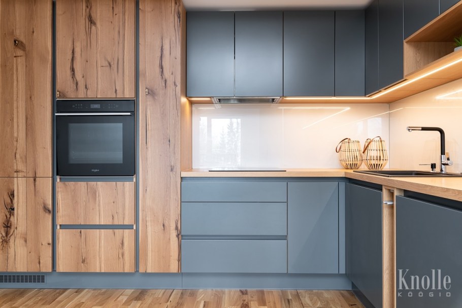 Кухня синяя матовая с деревянной столешницей