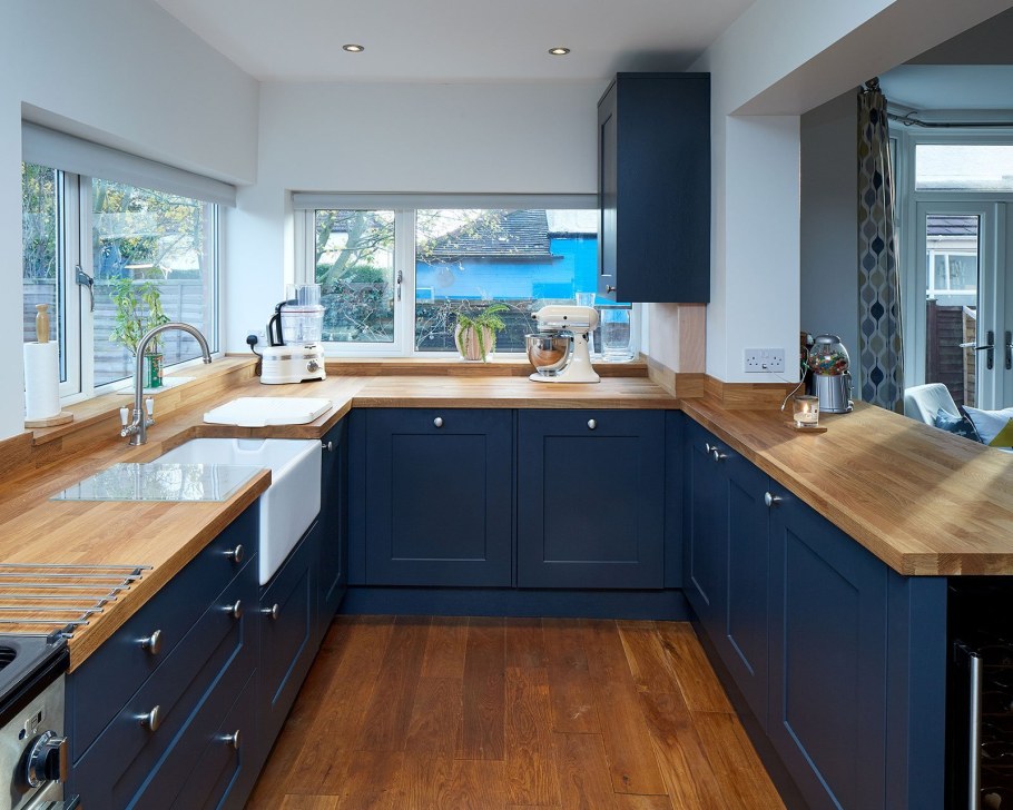 Синяя кухня со столешницей под дерево