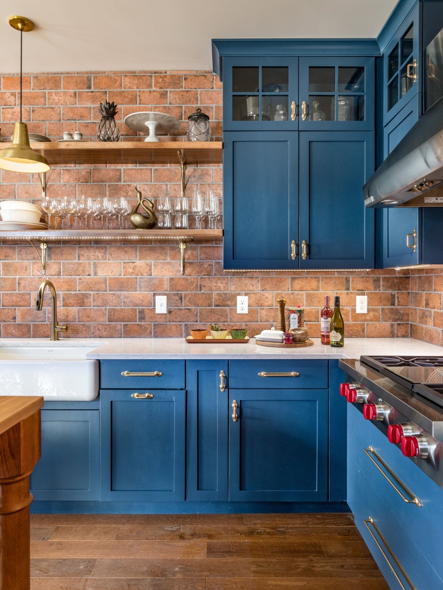 Синяя кухня с деревянной столешницей икеа