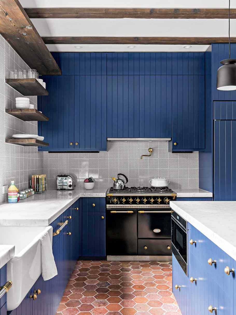 Темно синяя кухня