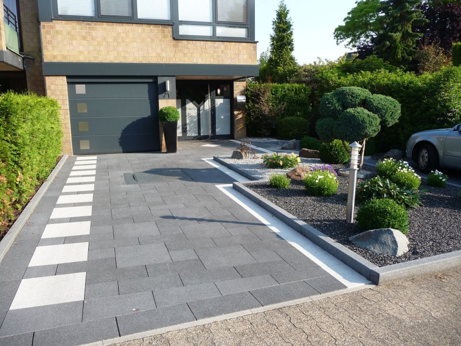 Площадка перед домом