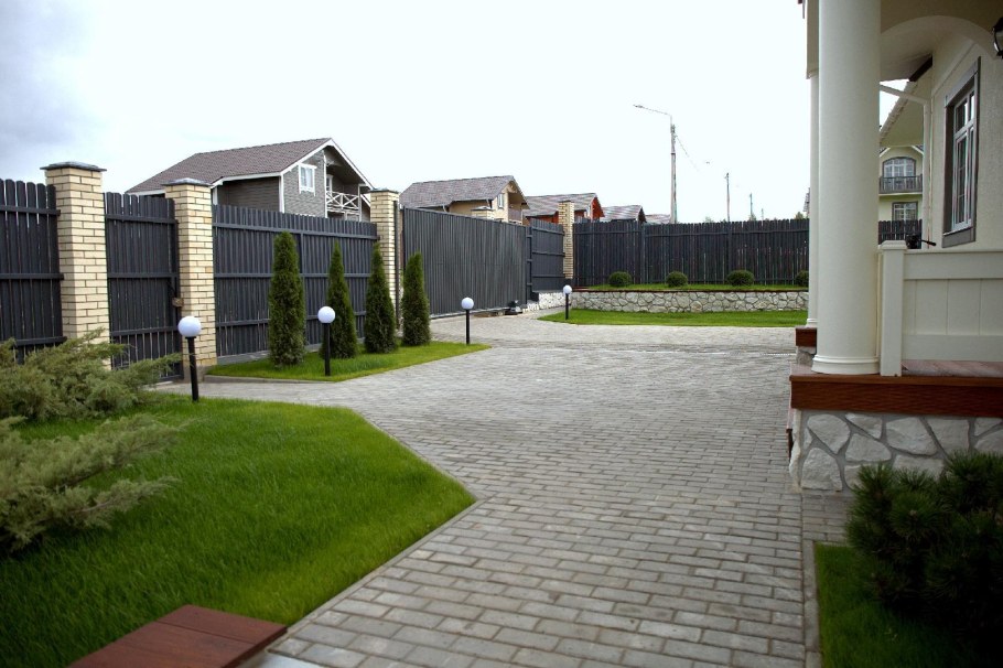 Входная зона на участок