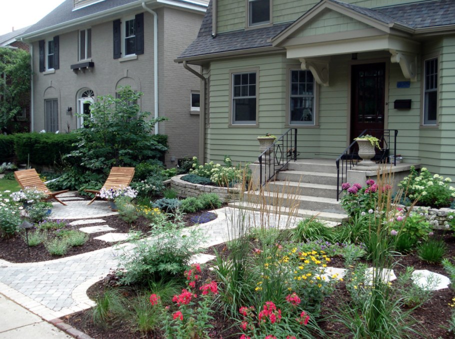 Цветы перед домом