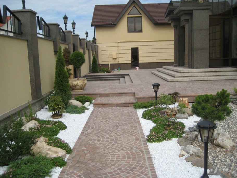 Площадка перед домом