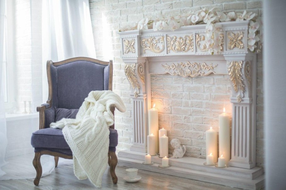 Декоративный камин со свечами