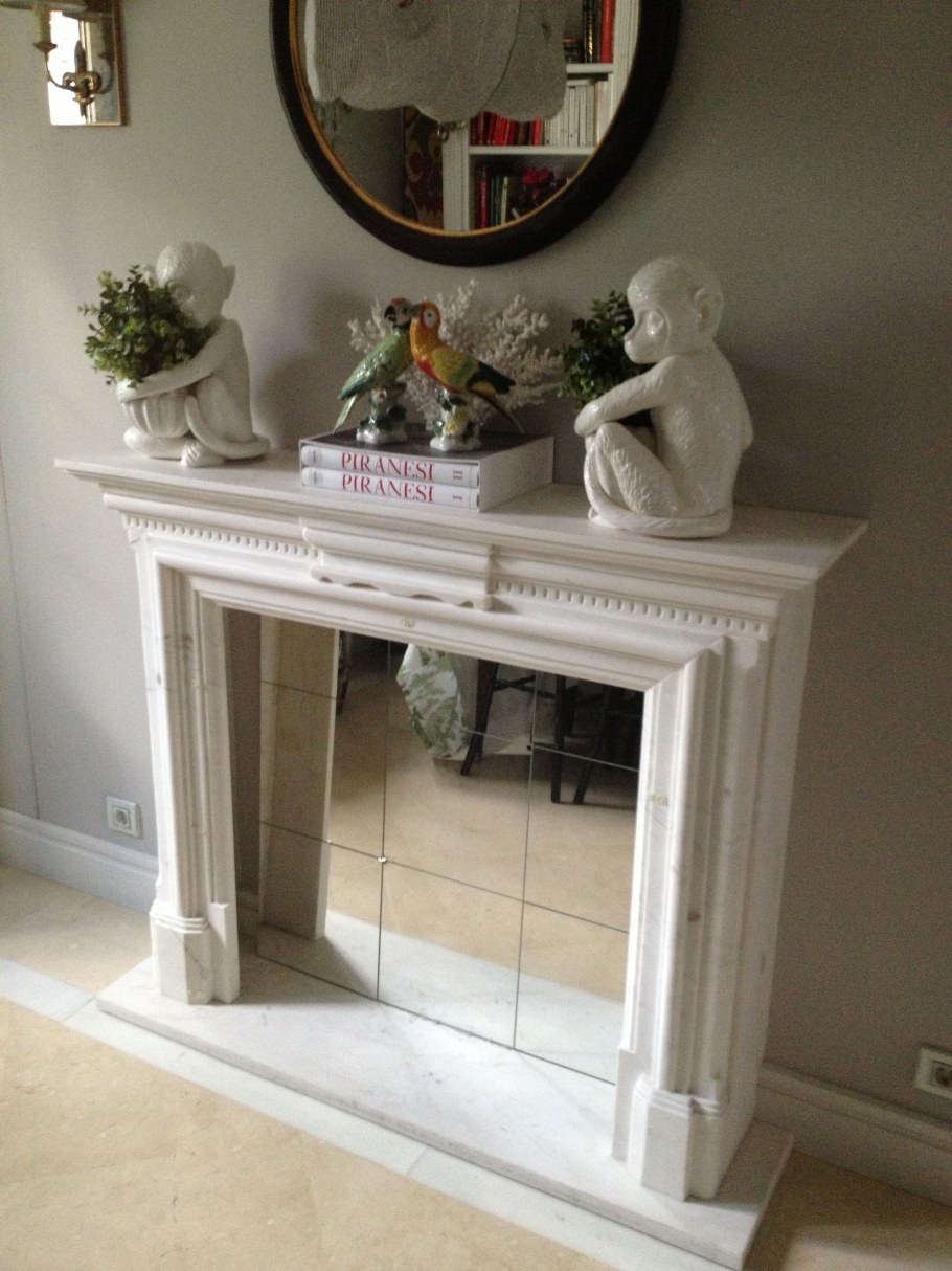 Декоративный камин и зеркало