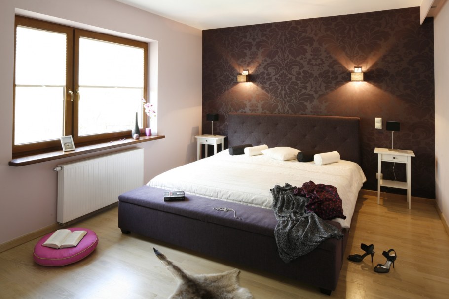 Спальня с коричневой мебелью