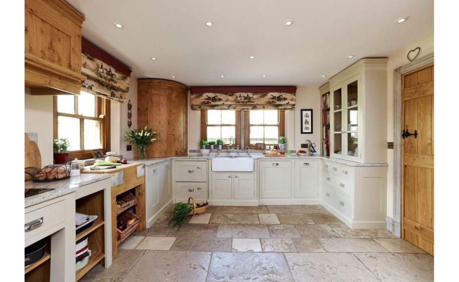 Интерьер кухни в деревенском стиле в частном доме