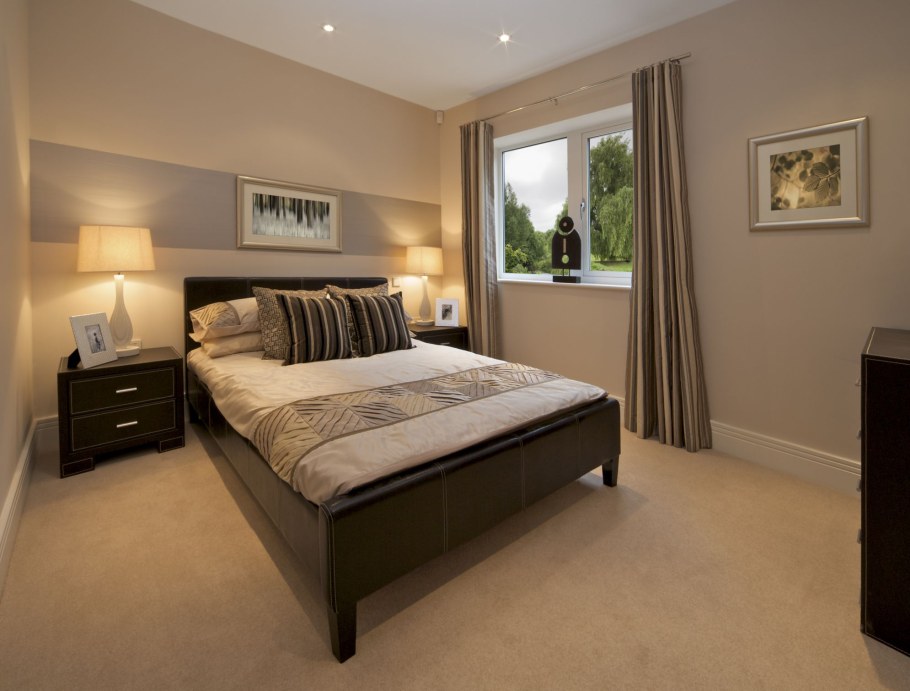 Спальня с темной кроватью