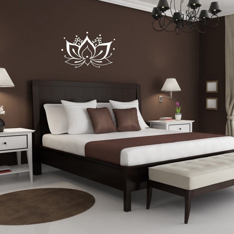 Спальня в бело коричневых тонах