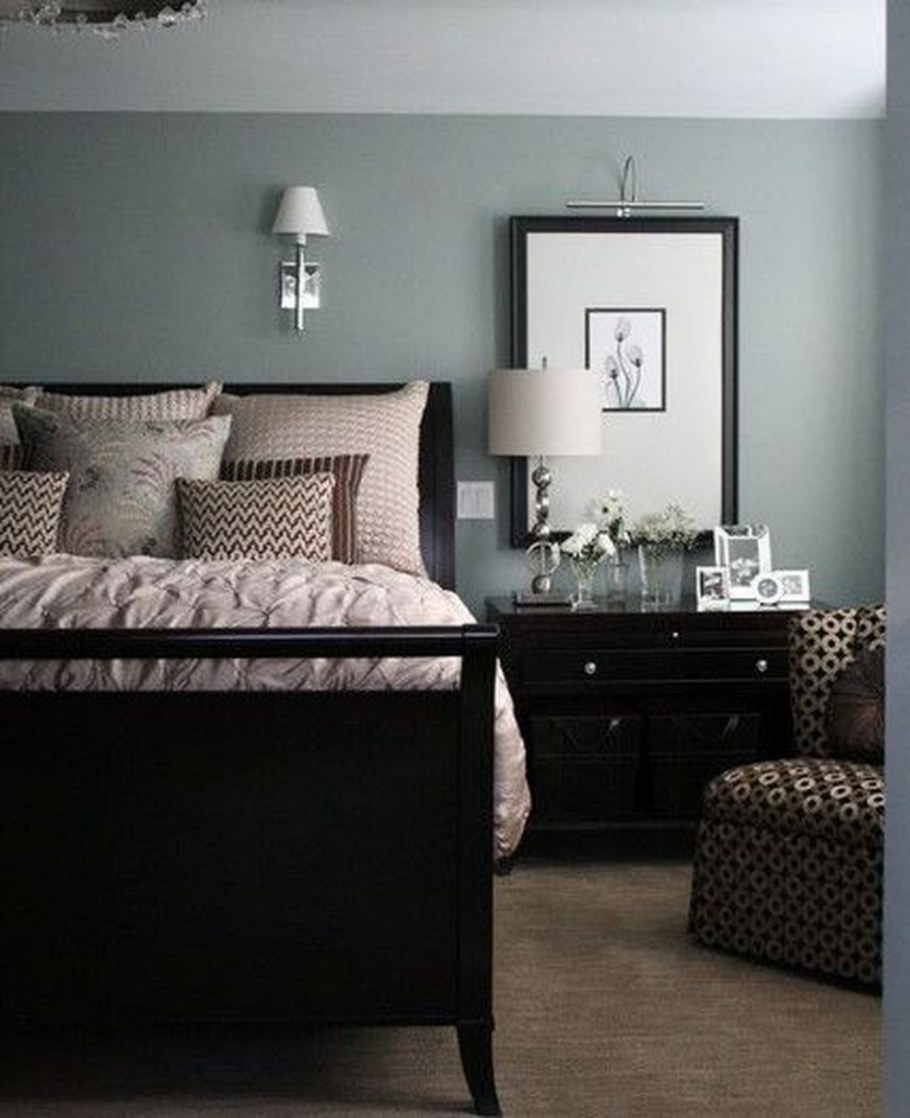 Интерьер спальни с темной мебелью
