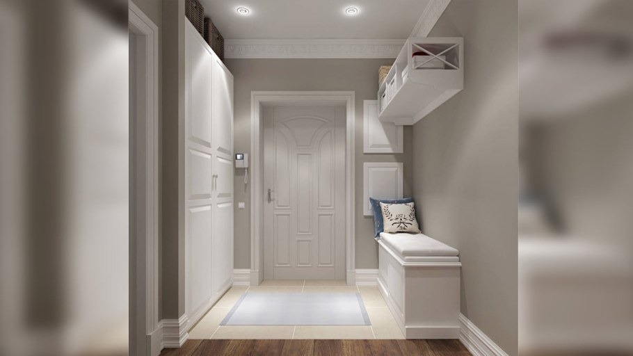 Маленькая прихожая в светлых тонах