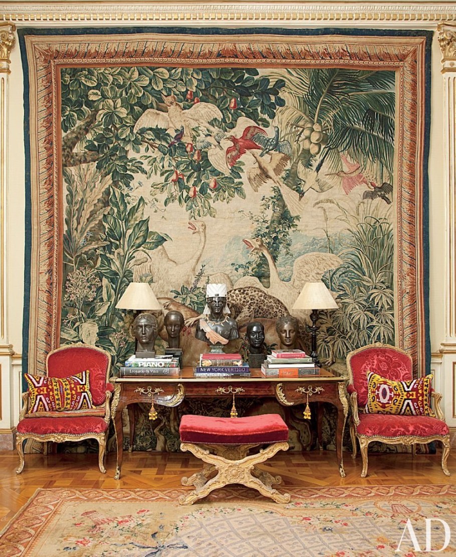 Гобелен на стене в интерьере