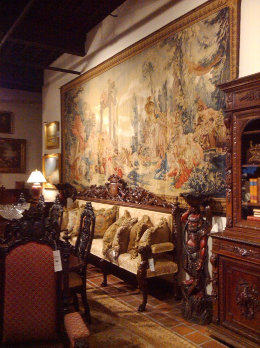 Гобелен на стене в интерьере