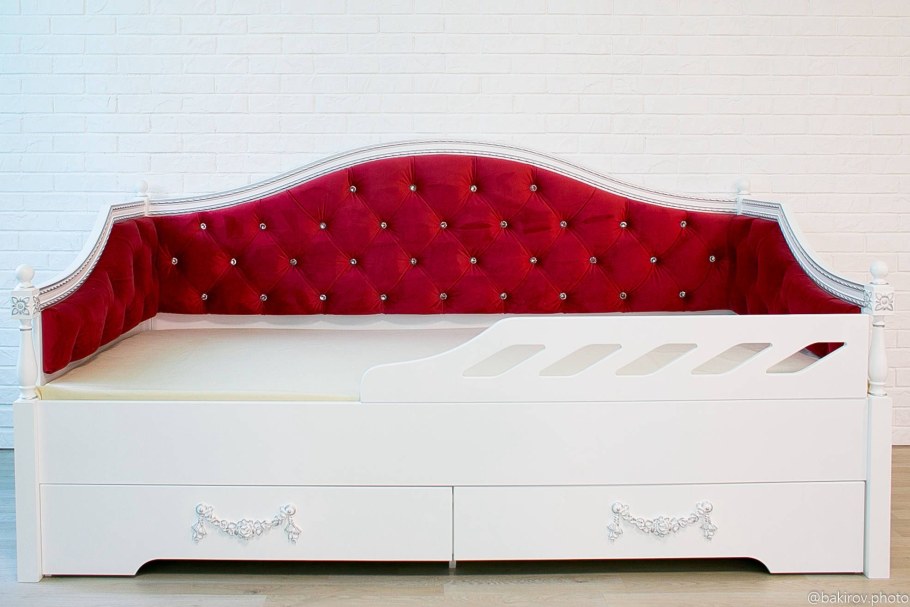 Детская кровать с мягкой спинкой