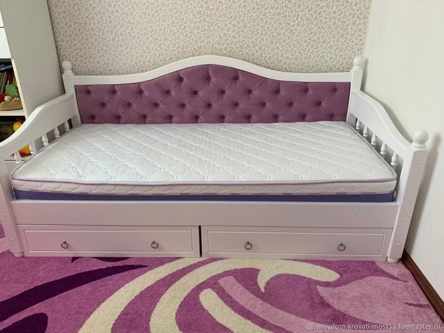 Детская кровать с мягкой спинкой