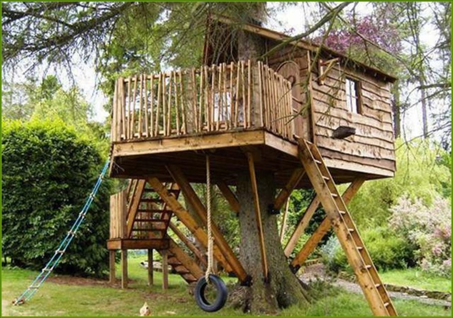 Детский домик из дерева