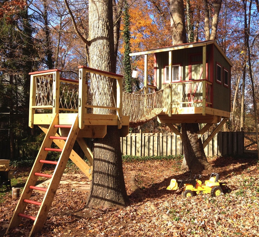 Домик на дереве на детской площадке